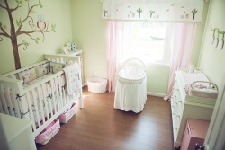 <p><em><strong>Светлая детская комната для новорожденного.</strong> <strong>Ремонт и отделка.</strong></em></p>