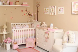 <p><em><strong>Дизайн комнаты для новорожденных.  Ремонт комнаты в розовых тонах. </strong></em></p>