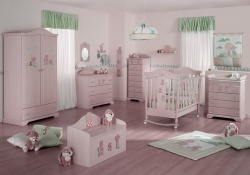 <p><em><strong>Обстановка в комнате для новорожденного.   Светло розовые стены.</strong></em></p>