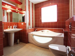 Ремонт ванной:  ванная комната в красных тонах.
