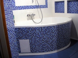 Ванная. Облицовка стен и пространства под ванной мозайкой и кафелем.
