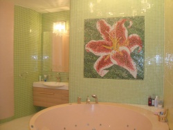 Облицовка стен и пространства над ванной мозайкой и кафелем.